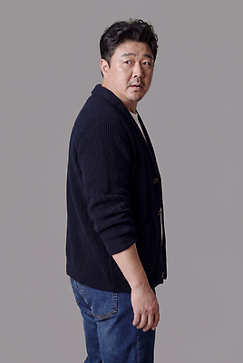 JPG 편집이미지 남자 포즈 회색배경 표정 사람 옆모습 캐주얼 편안함 카디건 이미지 의료성형뷰티 스타일 편집실사 AI인물포토 AI콘텐츠 옷 뷰포인트 외투 회색 감각 CG 파일형식 AI포토 컬러 상의