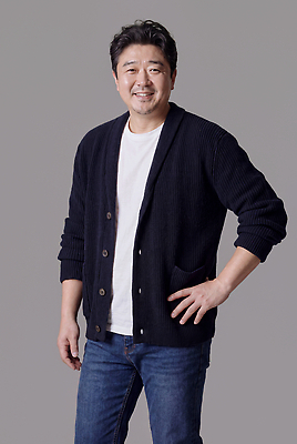 JPG 모델 편집이미지 패션 남자 백그라운드 티셔츠 서기 미소 캐주얼 회색 카디건 의료성형뷰티 스타일 편집실사 AI인물포토 AI콘텐츠 옷 컬러 셔츠 모션 표정 사람 외투 CG 파일형식 AI포토 상의
