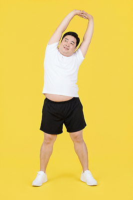 JPG 편집이미지 남자 포즈 백그라운드 티셔츠 반바지 건강 운동 노란색 헬스 스트레칭 유연 체조 팔 의료성형뷰티 편집실사 AI인물포토 AI콘텐츠 컬러 셔츠 바지 사람 신체부위 CG 파일형식 AI포토 상의 하의 옷