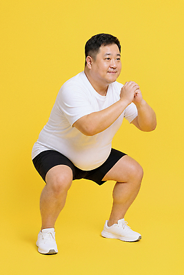 JPG 편집이미지 남자 포즈 건강 운동복 운동 노란색 헬스 힘 집중 의료성형뷰티 스쿼트 편집실사 AI인물포토 AI콘텐츠 옷 컬러 컨셉 사람 CG 파일형식 운동자세 AI포토