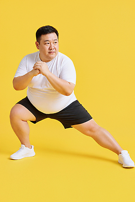 JPG 편집이미지 남자 포즈 백그라운드 신발 반바지 건강 운동 노란색 헬스 반팔티셔츠 집중 런지 의료성형뷰티 스쿼트 편집실사 AI인물포토 AI콘텐츠 컬러 컨셉 티셔츠 바지 사람 CG 파일형식 운동자세 AI포토 셔츠 하의 옷 상의