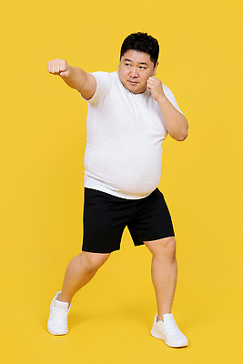 JPG 편집이미지 남자 포즈 티셔츠 반바지 건강 사람 운동복 운동 헬스 주먹 권투 자신감 노란배경 의료성형뷰티 편집실사 AI인물포토 AI콘텐츠 옷 감정 셔츠 바지 모션 노란색 격투기 CG 파일형식 AI포토 스포츠 컬러 상의 하의