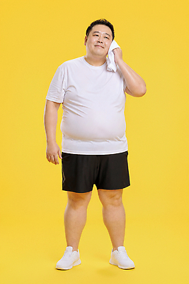 JPG 편집이미지 남자 여유 백그라운드 건강 운동복 수건 운동 노란색 헬스 만족 땀 닦기 의료성형뷰티 편집실사 AI인물포토 AI콘텐츠 옷 감정 컬러 모션 사람 위생용품 CG 파일형식 AI포토 생활용품 오브젝트