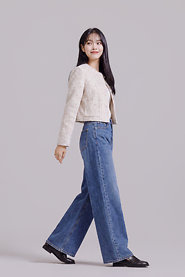 JPG 모델 편집이미지 옷 여자 패션 스튜디오 한명 미소 캐주얼 걷기 청바지 의료성형뷰티 스타일 편집실사 AI인물포토 AI콘텐츠 1 바지 모션 표정 사람 CG 파일형식 AI포토 하의