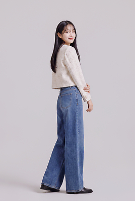 JPG 모델 편집이미지 옷 여자 패션 백그라운드 스튜디오 한명 미소 청바지 의료성형뷰티 스타일 편집실사 AI인물포토 AI콘텐츠 1 바지 표정 사람 CG 파일형식 AI포토 하의