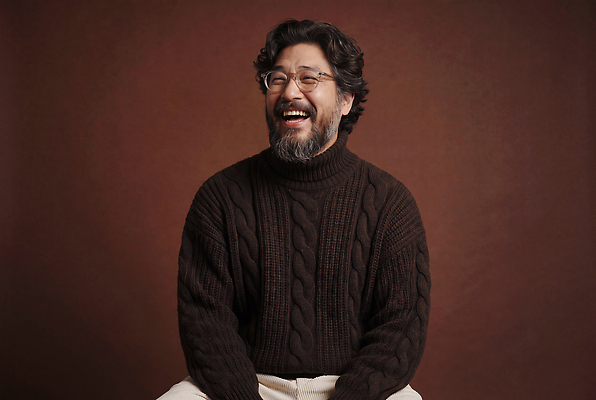 JPG 편집이미지 남자 안경 중년 수염 털 표정 웃음 사람 머리 스웨터 턱수염 의료성형뷰티 스타일 편집실사 AI인물포토 AI콘텐츠 잡화 상의 성인 신체부위 CG 파일형식 AI포토 옷
