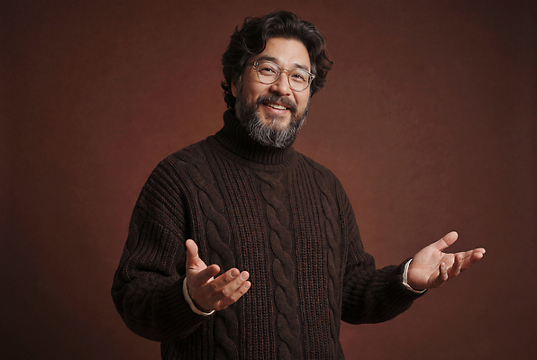 JPG 편집이미지 손 남자 안경 얼굴 중년 포즈 수염 표정 웃음 사람 캐주얼 스웨터 의료성형뷰티 스타일 편집실사 AI인물포토 AI콘텐츠 잡화 옷 상의 성인 신체부위 CG 파일형식 AI포토