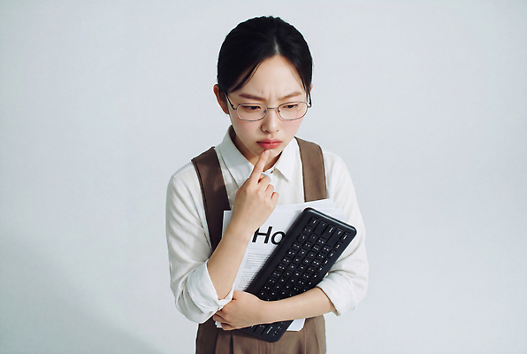 JPG 편집이미지 여자 안경 생각 표정 사무용품 자료 정보 키보드 작업 사무 집중 고민 취업준비생 문제 의료성형뷰티 편집실사 AI인물포토 AI콘텐츠 잡화 감정 컨셉 문구용품 사람 구직 업무 CG 파일형식 AI포토 오브젝트