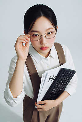 JPG 편집이미지 손 여자 안경 사람 책 눈 키보드 작업 집중 준비 취업준비생 의료성형뷰티 편집실사 AI인물포토 AI콘텐츠 잡화 컨셉 신체부위 구직 CG 파일형식 AI포토
