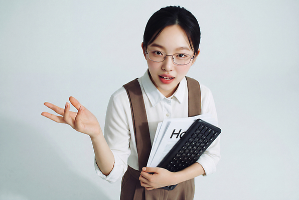 JPG 편집이미지 손 여자 안경 기술 설명 손짓 키보드 작업 취업준비생 의료성형뷰티 편집실사 AI인물포토 AI콘텐츠 잡화 모션 사람 신체부위 구직 CG 파일형식 AI포토 컨셉