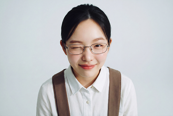 JPG 편집이미지 여자 안경 셔츠 표정 윙크 미소 사람 눈 멜빵 취업준비생 의료성형뷰티 스타일 편집실사 AI인물포토 AI콘텐츠 잡화 상의 구직 CG 파일형식 AI포토 옷 컨셉