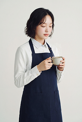 JPG 편집이미지 손 여자 커피 음료 셔츠 앞치마 조리복 바리스타 따뜻한음료 의료성형뷰티 편집실사 AI인물포토 AI콘텐츠 직업 상의 유니폼 사람 신체부위 CG 파일형식 AI포토 옷