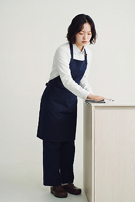 JPG 편집이미지 여자 셔츠 탁자 식당 앞치마 청소 집중 직원 정리 바리스타 긴소매 의료성형뷰티 편집실사 AI인물포토 AI콘텐츠 직업 가구 컨셉 상의 사람 상점 CG 파일형식 AI포토 옷 생활용품 오브젝트
