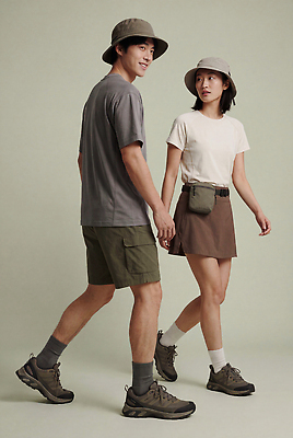 JPG 편집이미지 모자 커플 여자 패션 남자 신발 티셔츠 반바지 함께함 사람 치마 걷기 등산복 등산모자 의료성형뷰티 스타일 편집실사 AI인물포토 AI콘텐츠 잡화 옷 컨셉 셔츠 바지 관계 모션 하의 등산 CG 파일형식 AI포토 상의 트래킹 레저