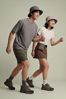 JPG 편집이미지 모자 커플 옷 여자 패션 남자 운동화 웃음 여름 걷기 등산복 등산모자 의료성형뷰티 편집실사 AI인물포토 AI콘텐츠 잡화 계절 신발 관계 모션 표정 사람 등산 CG 파일형식 AI포토 트래킹 레저