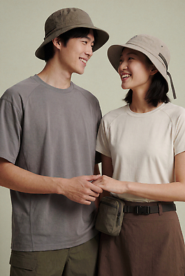 JPG 모델 편집이미지 모자 손 커플 여자 남자 티셔츠 대화 웃음 캐주얼 여름 등산복 등산모자 의료성형뷰티 스타일 편집실사 AI인물포토 AI콘텐츠 잡화 옷 계절 셔츠 관계 표정 말하기 사람 신체부위 등산 CG 파일형식 AI포토 상의 모션 트래킹 레저