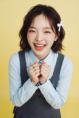 JPG 편집이미지 손 여자 리본 포즈 표정 웃음 소녀 머리 기쁨 블라우스 의료성형뷰티 스타일 편집실사 하이틴 AI인물포토 AI콘텐츠 감정 어린이 컨셉 상의 사람 신체부위 CG 파일형식 AI포토 옷