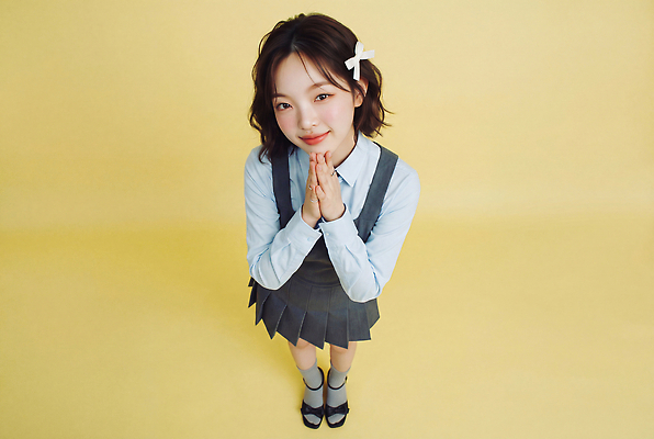 JPG 편집이미지 손 여자 서기 미소 소녀 치마 하이앵글 머리핀 즐거움 블라우스 의료성형뷰티 편집실사 하이틴 AI인물포토 AI콘텐츠 감정 어린이 뷰포인트 컨셉 상의 장신구 모션 하의 표정 사람 신체부위 CG 파일형식 AI포토 옷