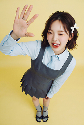 JPG 편집이미지 헤어스타일 손 원피스 여자 셔츠 웃음 소녀 하이앵글 인사 머리핀 의료성형뷰티 편집실사 하이틴 AI인물포토 AI콘텐츠 옷 어린이 뷰포인트 컨셉 상의 장신구 표정 사람 신체부위 예절 CG 파일형식 AI포토