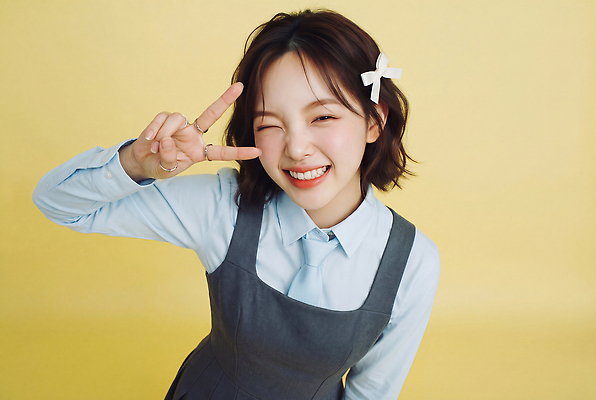 JPG 편집이미지 여자 리본 포즈 셔츠 미소 웃음 사람 캐주얼 청춘 하이앵글 파마 브이 의료성형뷰티 편집실사 하이틴 AI인물포토 AI콘텐츠 헤어스타일 옷 뷰포인트 컨셉 상의 표정 손짓 CG 파일형식 AI포토 모션