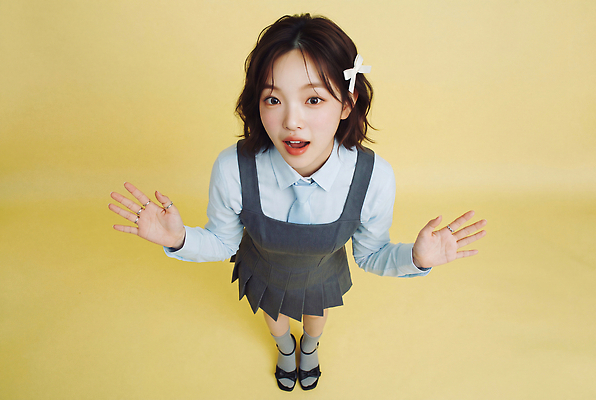 JPG 편집이미지 손 여자 리본 포즈 웃음 소녀 하이앵글 머리 즐거움 의료성형뷰티 편집실사 하이틴 AI인물포토 AI콘텐츠 감정 어린이 뷰포인트 컨셉 표정 사람 신체부위 CG 파일형식 AI포토