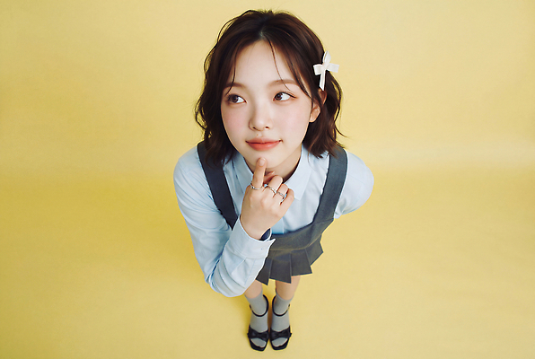 JPG 편집이미지 손 옷 여자 포즈 생각 하이앵글 머리 매력적 분위기 턱 의료성형뷰티 편집실사 하이틴 AI인물포토 AI콘텐츠 뷰포인트 컨셉 사람 신체부위 CG 파일형식 AI포토