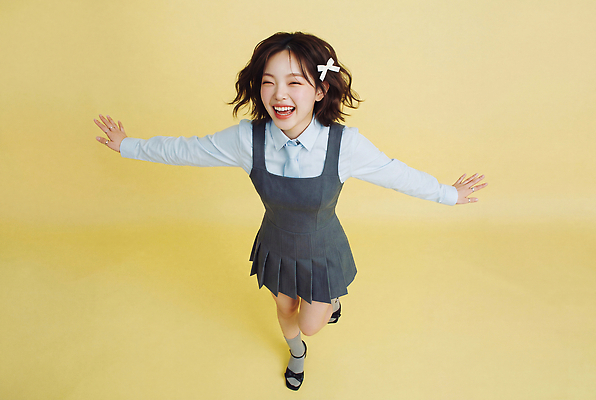 JPG 편집이미지 옷 여자 포즈 양말 웃음 소녀 하이앵글 머리 즐거움 팔 의료성형뷰티 스타일 편집실사 하이틴 AI인물포토 AI콘텐츠 감정 어린이 뷰포인트 컨셉 표정 사람 신체부위 CG 파일형식 AI포토