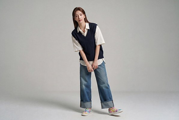 JPG 모델 편집이미지 옷 여자 패션 포즈 운동화 티셔츠 실내 청바지 조끼 의료성형뷰티 스타일 편집실사 AI인물포토 AI콘텐츠 신발 셔츠 바지 사람 내부 외투 CG 파일형식 AI포토 상의 하의