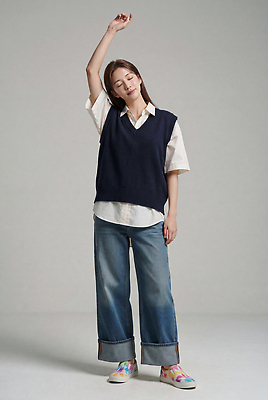 JPG 모델 편집이미지 옷 여자 패션 포즈 셔츠 표정 세로 청바지 조끼 분위기 편안함 의료성형뷰티 스타일 편집실사 AI인물포토 AI콘텐츠 컨셉 상의 바지 사람 외투 감각 CG 파일형식 AI포토 하의