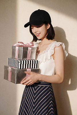 JPG 편집이미지 손 디자인 여자 패션 포장 그림자 미소 이벤트 선물상자 치마 햇빛 뷰티풀 캡모자 의료성형뷰티 편집실사 AI인물포토 AI콘텐츠 모자 하의 표정 선물 사람 신체부위 빛 상자 CG 파일형식 AI포토 잡화 옷