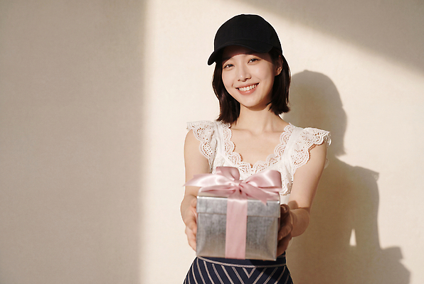 JPG 편집이미지 손 옷 여자 행복 미소 이벤트 캐주얼 친구 선물상자 햇빛 생일 서프라이즈 뷰티풀 의료성형뷰티 편집실사 AI인물포토 AI콘텐츠 기념일 감정 컨셉 관계 표정 선물 사람 신체부위 빛 상자 CG 파일형식 AI포토