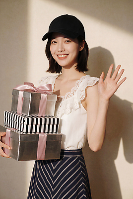 JPG 편집이미지 모자 손 여자 패션 포즈 실내 미소 이벤트 선물상자 햇빛 축하 뷰티풀 의료성형뷰티 스타일 편집실사 AI인물포토 AI콘텐츠 잡화 컨셉 표정 선물 사람 내부 신체부위 빛 상자 CG 파일형식 AI포토
