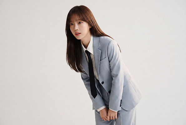 JPG 모델 편집이미지 긴머리 여자 패션 포즈 표정 미소 정장 회색 직장인 신입사원 의료성형뷰티 스타일 편집실사 AI인물포토 AI콘텐츠 직업 헤어스타일 옷 컬러 비즈니스 사람 CG 파일형식 AI포토