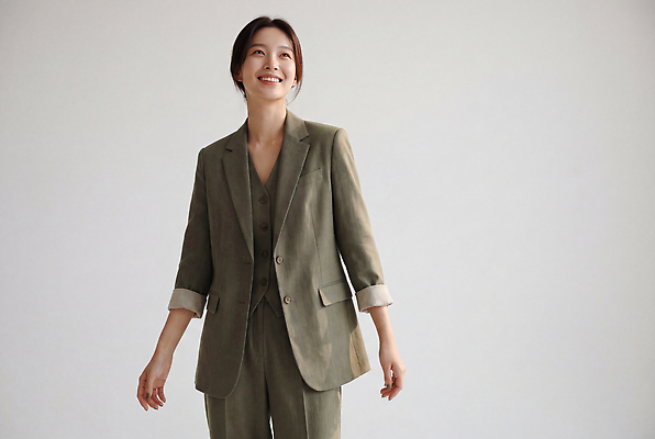 JPG 모델 편집이미지 여자 패션 포즈 웃음 정장 햇빛 직장인 의료성형뷰티 스타일 편집실사 AI인물포토 AI콘텐츠 직업 옷 표정 사람 빛 CG 파일형식 AI포토