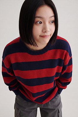 JPG 편집이미지 여자 패션 포즈 실내 표정 웃음 줄무늬 가을 단발머리 스웨터 니트 의료성형뷰티 스타일 편집실사 AI인물포토 AI콘텐츠 헤어스타일 계절 상의 무늬 사람 내부 CG 파일형식 AI포토 옷