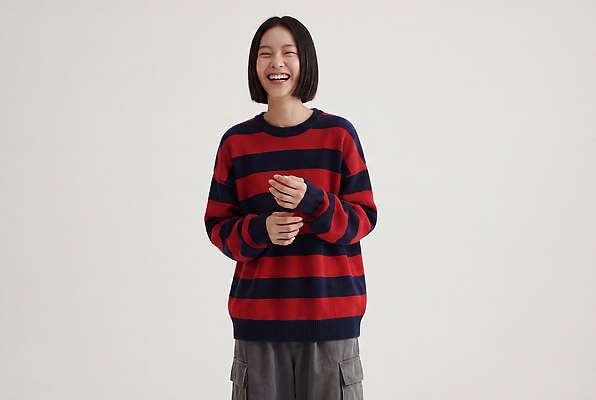 JPG 모델 편집이미지 여자 패션 감정 포즈 스튜디오 표정 웃음 유행 줄무늬 단발머리 스웨터 니트 의료성형뷰티 스타일 편집실사 AI인물포토 AI콘텐츠 헤어스타일 상의 무늬 사람 CG 파일형식 AI포토 옷