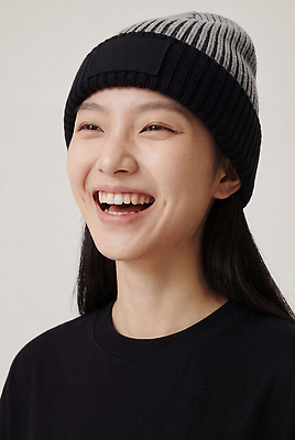 JPG 편집이미지 여자 패션 상의 표정 웃음 줄무늬 즐거움 비니 의료성형뷰티 스타일 편집실사 AI인물포토 AI콘텐츠 모자 옷 감정 무늬 사람 CG 파일형식 AI포토 잡화