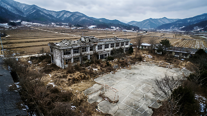 JPG 편집이미지 백그라운드 겨울 학교 자연 산 풍경 사람없음 농경지 운동장 편집실사 AI포토 AI콘텐츠 폐교 계절 교육 스포츠시설 농장 공간 CG 생태계 파일형식 스포츠 농업 시설 산업