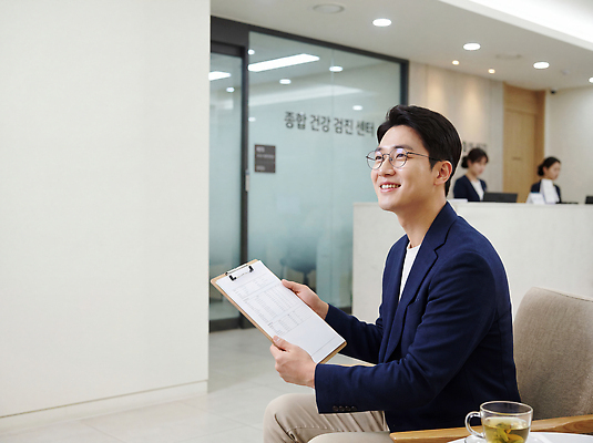 JPG 편집이미지 라이프스타일 남자 종이 표정 건강 병원 웃음 사람 일상 치료 펜 진료 환자 기다림 편안함 직원 서비스 상담 방문 건강검진 대기실 의료성형뷰티 편집실사 AI일러스트 AI콘텐츠 의학 모션 라이프 생활 필기구 공간 감각 CG 검사 파일형식 문구용품 오브젝트