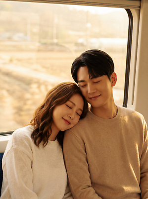 JPG 편집이미지 커플 행복 여행 교통 자연 대화 사랑 앉기 풍경 두명 기댐 기차 편안함 의료성형뷰티 편집실사 AI인물포토 AI콘텐츠 감정 육상교통 관계 모션 대중교통 말하기 사람 감각 CG 생태계 파일형식 AI포토 교통수단