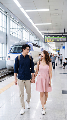 JPG 편집이미지 커플 여행 이동 거리 대화 웃음 여러명 일상 걷기 손잡기 만남 기차 플랫폼 기차역 의료성형뷰티 편집실사 AI인물포토 AI콘텐츠 육상교통 다수 컨셉 관계 교통시설 모션 대중교통 표정 말하기 사람 라이프 역 CG 파일형식 AI포토 교통수단 교통 생활 시설