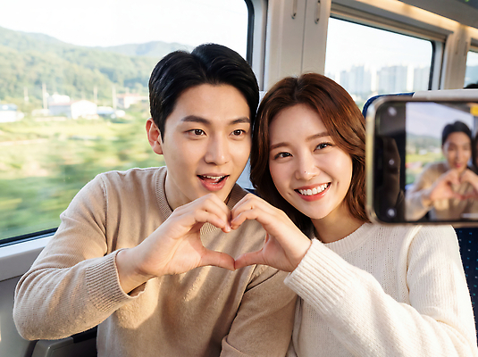 JPG 편집이미지 커플 행복 여행 웃음 사람 풍경 사진촬영 만남 기차 즐거움 손하트 의료성형뷰티 편집실사 AI인물포토 AI콘텐츠 감정 육상교통 컨셉 관계 대중교통 표정 손짓 촬영 CG 파일형식 AI포토 교통수단 모션 교통