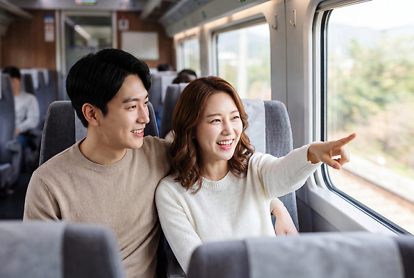 JPG 편집이미지 커플 행복 여행 이동 한국 함께함 대화 사랑 사람 기차 즐거움 창밖 의료성형뷰티 편집실사 AI인물포토 AI콘텐츠 감정 아시아 육상교통 컨셉 창문 관계 대중교통 말하기 CG 파일형식 AI포토 나라 교통수단 모션 교통