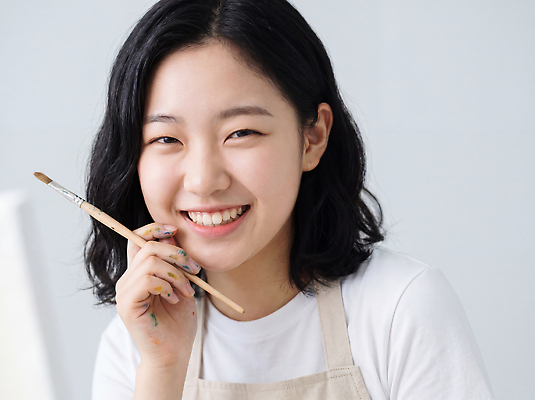 JPG 편집이미지 손 여자 예술 밝음 미소 소녀 깨끗함 붓 작업실 준비 그림 창의성 의료성형뷰티 편집실사 AI인물포토 AI콘텐츠 어린이 컨셉 표정 사람 신체부위 CG 파일형식 AI포토