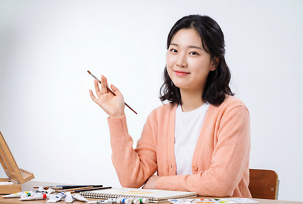 JPG 편집이미지 손 여자 예술 미소 취미 붓 작업실 스케치북 그림 캔버스 화구 의료성형뷰티 편집실사 AI인물포토 AI콘텐츠 학용품 표정 사람 신체부위 미술도구 CG 파일형식 AI포토 문구용품 오브젝트