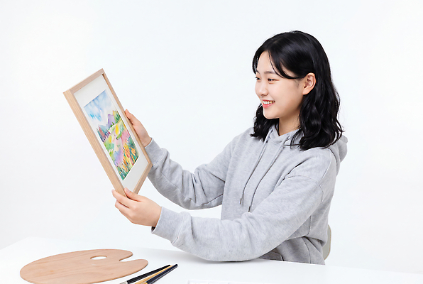 JPG 편집이미지 헤어스타일 손 여자 탁자 색연필 표정 미술 풍경 소녀 도구 팔레트 그림 작품 드로잉 의료성형뷰티 편집실사 AI인물포토 AI콘텐츠 어린이 가구 문화예술 학용품 사람 신체부위 CG 파일형식 AI포토 생활용품 문구용품 오브젝트