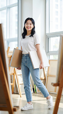 JPG 편집이미지 학생 여자 예술 교실 수업 표정 미술 학습 자유 도구 스케치북 이젤 그림 작품 창의력 의료성형뷰티 편집실사 AI인물포토 AI콘텐츠 교육 컨셉 학교 문화예술 학용품 사람 미술도구 CG 파일형식 AI포토 문구용품 오브젝트