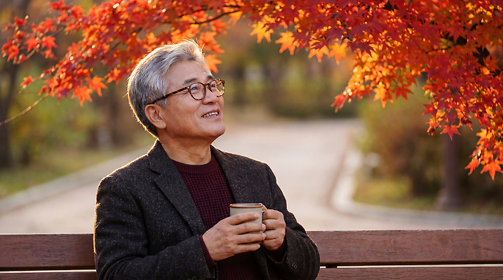 JPG 나무 편집이미지 공원 남자 행복 커피 중년 단풍 잎 벤치 자연 미소 풍경 산책 가을 오후 의료성형뷰티 편집실사 AI인물포토 AI콘텐츠 식물 계절 공공시설 감정 음료 의자 휴식 표정 사람 성인 CG 생태계 파일형식 AI포토 가구 컨셉 시설 생활용품 오브젝트