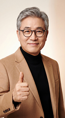 JPG 편집이미지 패션 남자 중년 포즈 한국 미소 웃음 사람 재킷 엄지손가락 스웨터 카라 의료성형뷰티 스타일 편집실사 AI인물포토 AI콘텐츠 꽃 아시아 상의 손가락 표정 성인 외투 CG 파일형식 AI포토 식물 손 옷 나라 신체부위