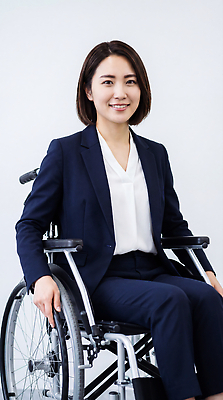 JPG 편집이미지 여자 감정 스튜디오 표정 정장 사무실 카메라 흰색 장애인 휠체어 의료성형뷰티 편집실사 AI인물포토 AI콘텐츠 옷 컬러 비즈니스 사람 전자제품 CG 장애 파일형식 AI포토